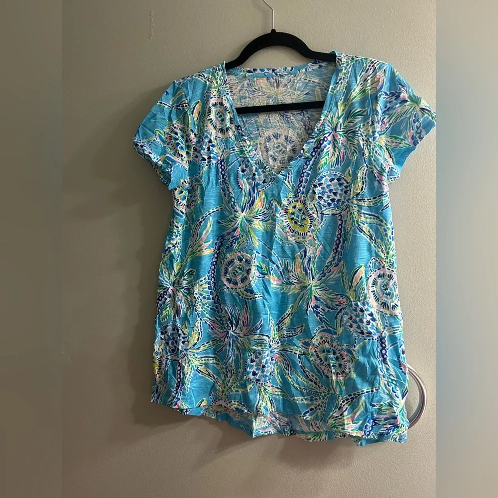 Lilly Pulitzer Etta V-Neck T-shirt in the Bermuda Blue Turtle Szn print - Picture 1 of 6